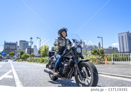 クルーザーバイクで横浜ツーリングをする女性ライダー 137119391