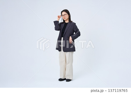 メガネをかけた若いビジネスウーマン 137119765