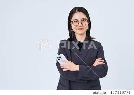 メガネをかけた若いビジネスウーマン 137119771