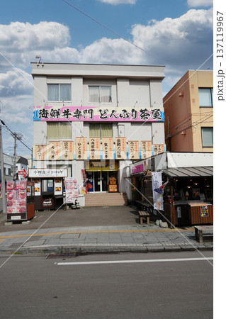 北海道小樽市堺町本通り商店街の街並み（海鮮丼専門店どんぶり茶屋） 137119967