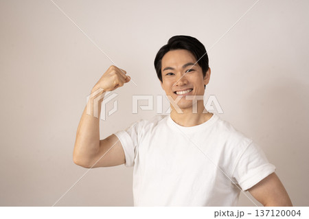 力こぶを作る若い男性 力こぶを作る若い男性 137120004