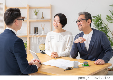 不動産の営業をするビジネスマン 137120122