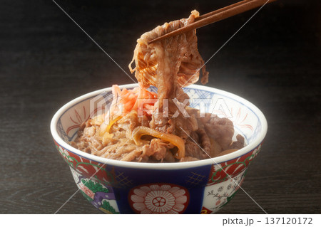 箸で持ち上げた牛丼 137120172