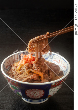 箸で持ち上げた牛丼 137120173
