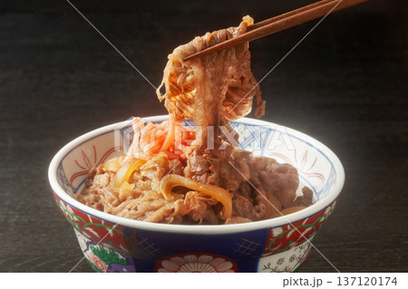 箸で持ち上げた牛丼 箸で持ち上げた牛丼 137120174