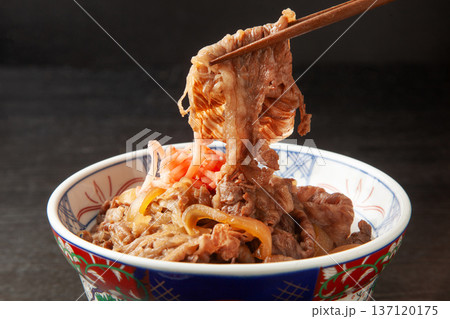箸で持ち上げた牛丼 137120175