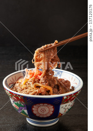 箸で持ち上げた牛丼 箸で持ち上げた牛丼 137120176