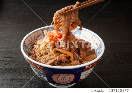 箸で持ち上げた牛丼 箸で持ち上げた牛丼 137120177
