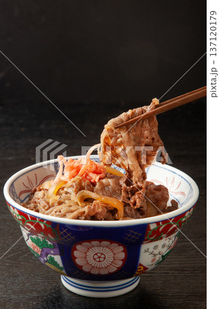 箸で持ち上げた牛丼 箸で持ち上げた牛丼 137120179