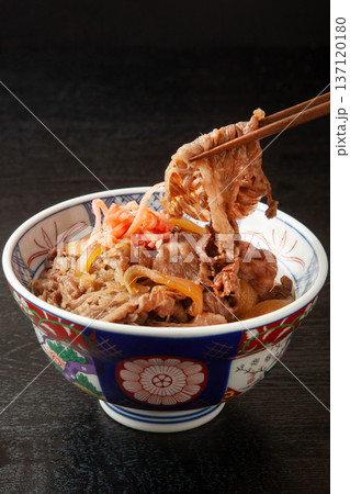 箸で持ち上げた牛丼 137120180