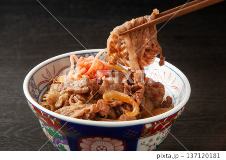 箸で持ち上げた牛丼 箸で持ち上げた牛丼 137120181
