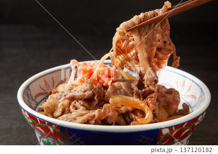 箸で持ち上げた牛丼 137120182