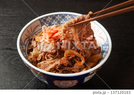 箸で持ち上げた牛丼 箸で持ち上げた牛丼 137120183