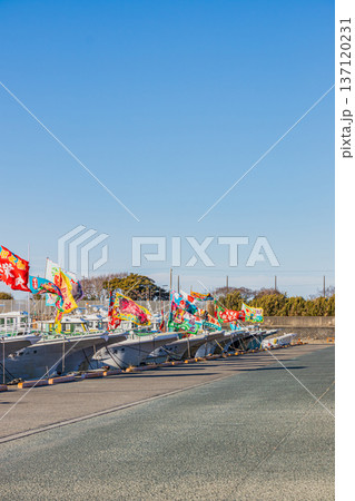 磐田市の福田漁港の大漁旗の風景 磐田市の福田漁港の大漁旗の風景 137120231