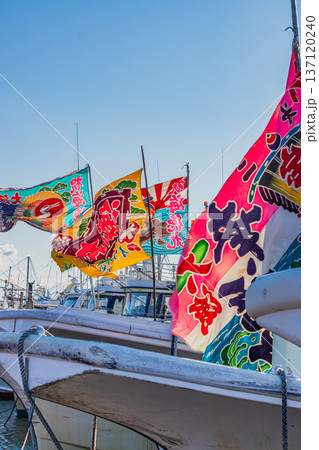 磐田市の福田漁港の大漁旗の風景 137120240