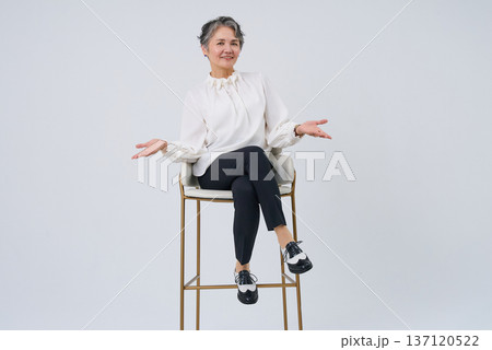 笑顔で元気な様子のシニア女性 笑顔で元気な様子のシニア女性 137120522