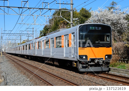 梅の花を背景に走る東武50000系51001F 137121619