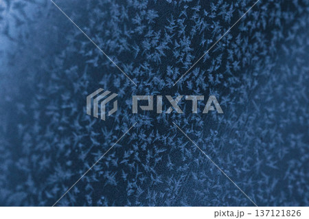 Abstract winter frost texture with delicate ice crystal patterns on a frozen surface. Natural icy background with snowflake-like details, perfect for seasonal designs, cold weather concepts Abstract winter frost texture with delicate ice crystal patterns on a frozen surface. Natural icy background with snowflake-like details, perfect for seasonal designs, cold weather concepts 137121826