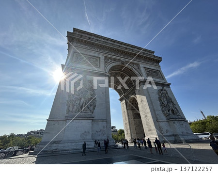 青空と太陽光に輝くパリ・凱旋門のローアングル風景 青空と太陽光に輝くパリ・凱旋門のローアングル風景 137122257