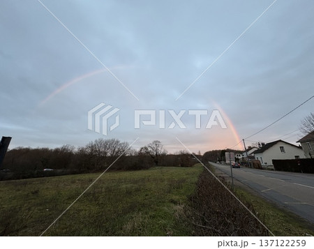 フランス・ルクルーゾの朝焼けに浮かぶ虹と郊外の風景 137122259