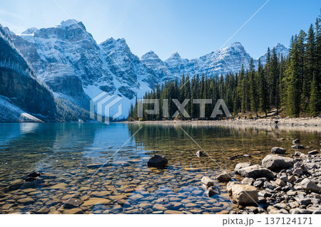 秋の晴れた朝のモレーン湖とテンピークスの雪山の反射。バンフ国立公園 137124171