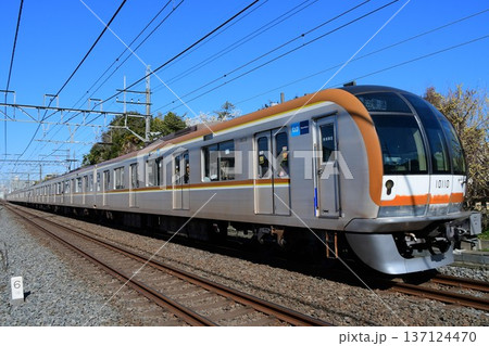 青空の下を駆け抜ける東京メトロ10000系10110F 東上線内 青空の下を駆け抜ける東京メトロ10000系10110F 東上線内 137124470