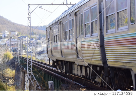 群馬　鉄橋をわたる列車 137124559