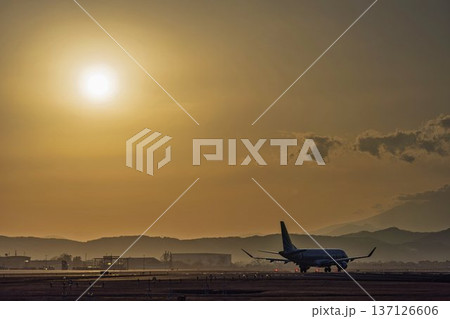 夕暮れの仙台空港 夕日とタキシング中の飛行機 宮城県名取市 夕暮れの仙台空港 夕日とタキシング中の飛行機 宮城県名取市 137126606