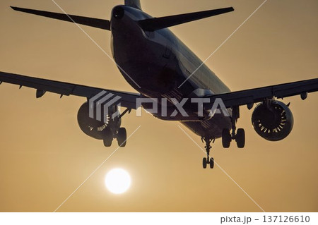 夕暮れの仙台空港 夕日と着陸中の飛行機 宮城県名取市 夕暮れの仙台空港 夕日と着陸中の飛行機 宮城県名取市 137126610