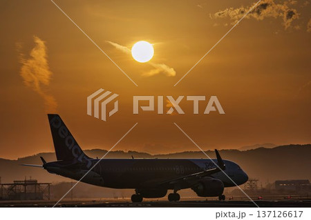 夕暮れの仙台空港 夕日とタキシング中の飛行機 宮城県名取市 夕暮れの仙台空港 夕日とタキシング中の飛行機 宮城県名取市 137126617