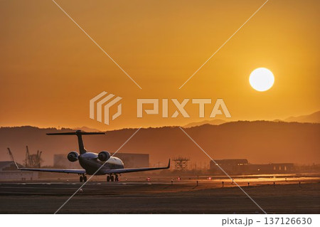 夕暮れの仙台空港 夕日と離陸中の飛行機 宮城県名取市 夕暮れの仙台空港 夕日と離陸中の飛行機 宮城県名取市 137126630