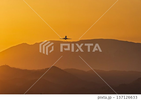 夕暮れの仙台空港　夕日と離陸中の飛行機　宮城県名取市 137126633