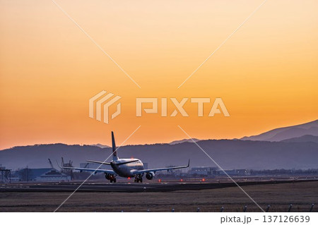 夕暮れの仙台空港　夕日と離陸中の飛行機　宮城県名取市 137126639