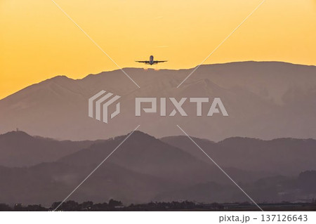 夕暮れの仙台空港　夕日と離陸中の飛行機　宮城県名取市 137126643