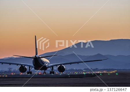 夕暮れの仙台空港　夕日と離陸中の飛行機　宮城県名取市 137126647