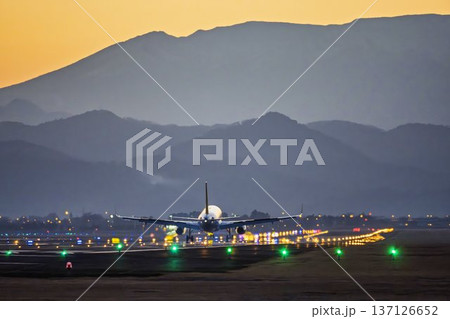 夕暮れの仙台空港　離陸中の飛行機　宮城県名取市 137126652