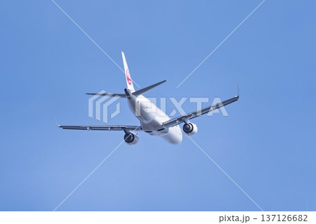 冬の仙台空港　青空と離陸中の飛行機　宮城県名取市 137126682