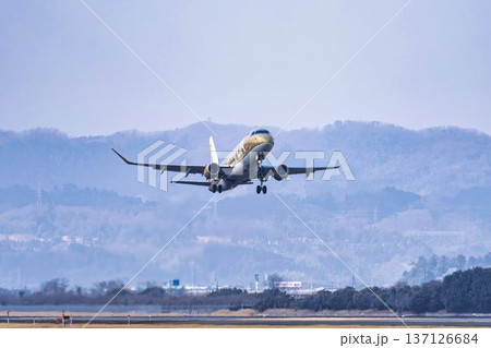 冬の仙台空港　青空と離陸中の飛行機　宮城県名取市 137126684