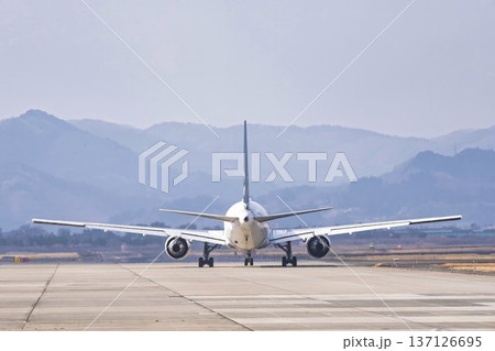 冬の仙台空港　タキシング中の飛行機　宮城県名取市 137126695
