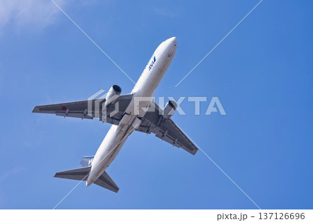 冬の仙台空港　青空と離陸中の飛行機　宮城県名取市 137126696