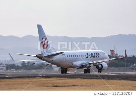 冬の仙台空港 タキシング中の飛行機 宮城県名取市 冬の仙台空港 タキシング中の飛行機 宮城県名取市 137126707