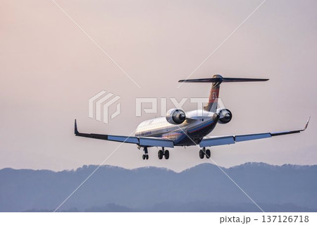 夕暮れの仙台空港　着陸中の飛行機　宮城県名取市 137126718