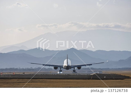 夕暮れの仙台空港　着陸中の飛行機　宮城県名取市 137126738