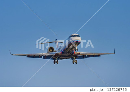 夕暮れの仙台空港 着陸中の飛行機 宮城県名取市 夕暮れの仙台空港 着陸中の飛行機 宮城県名取市 137126756