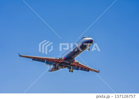 夕暮れの仙台空港　着陸中の飛行機　宮城県名取市 137126757