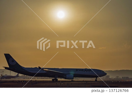 夕暮れの仙台空港　夕日とタキシング中の飛行機　宮城県名取市 137126766