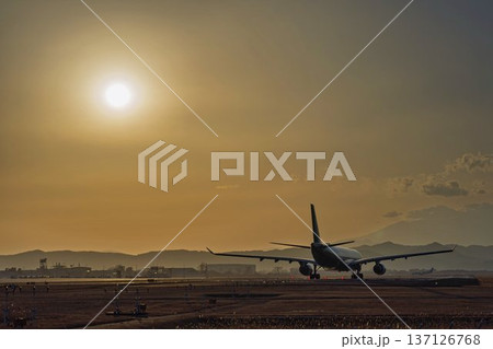 夕暮れの仙台空港 夕日とタキシング中の飛行機 宮城県名取市 夕暮れの仙台空港 夕日とタキシング中の飛行機 宮城県名取市 137126768