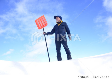 雪国で田舎暮らしをしている老人が除雪 137126837