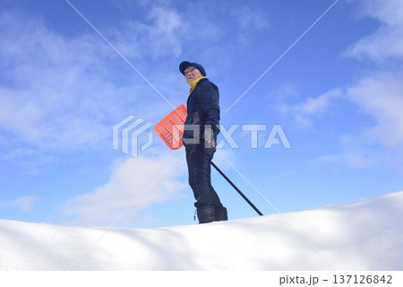 雪国で田舎暮らしをしている老人が除雪 雪国で田舎暮らしをしている老人が除雪 137126842