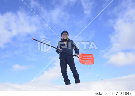 雪国で田舎暮らしをしている老人が除雪 雪国で田舎暮らしをしている老人が除雪 137126843